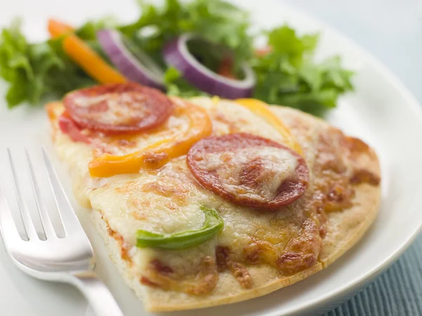Scheibe Paprika-Pizza mit Salat — Stockfoto