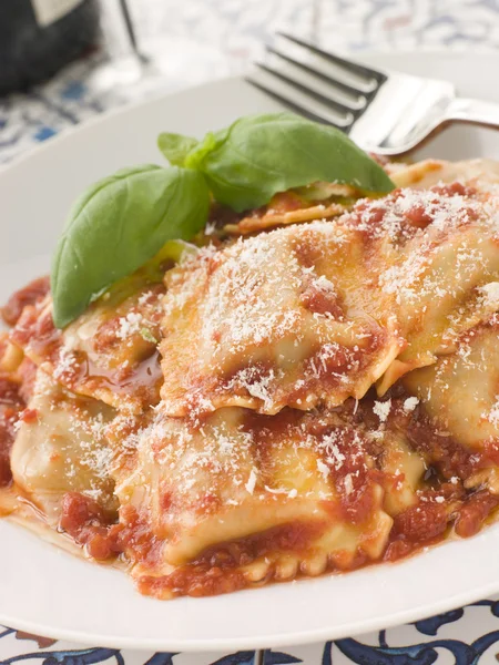 Veal and Sage Ravioli with Tomato and Basil Sauce with Grated Pa — Stock Photo, Image