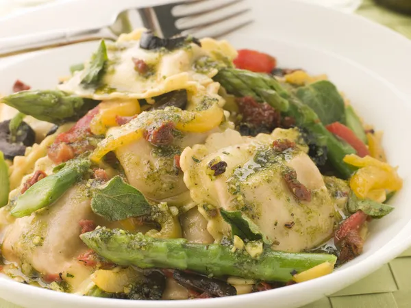 Roasted Vegetable Ravioli with Pesto Dressing Sun Blushed Tomato — Stock Photo, Image