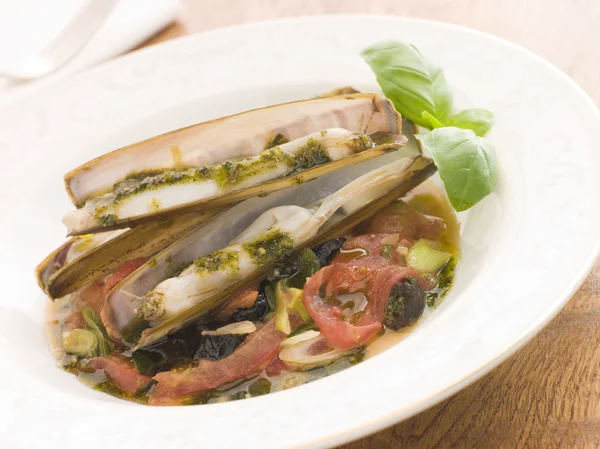 Razor škeble s česnekem dušený rajčata a olivy — Stock fotografie