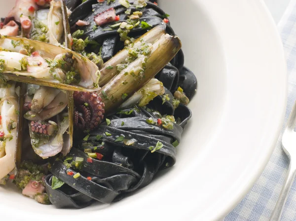 Sautierte Rasiermuscheln mit Baby-Kraken-Pesto und Tagliatelle Nero — Stockfoto