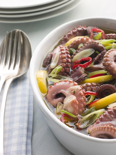 Маринованный салат из осьминога с чили — стоковое фото