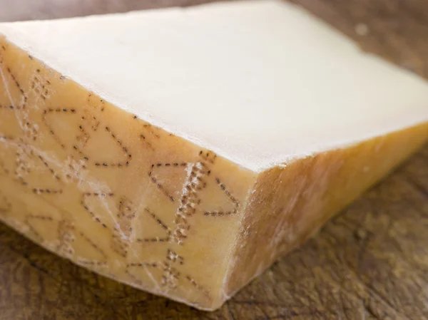 Cunha de queijo parmesão — Fotografia de Stock