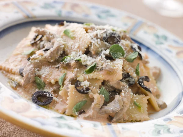 Sagnarelli Pasta mit Rinderfiletstreifen in Tomate und Olivenöl — Stockfoto