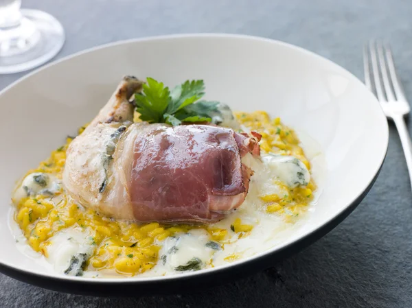 ゴルゴンゾーラ チーズと とパルマの生ハムに包まれた鶏の胸肉 — ストック写真