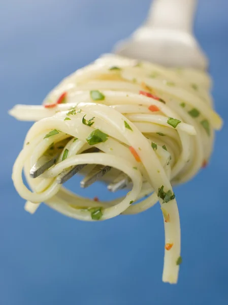 Chilli y Coriandro Linguine retorcidos alrededor de un tenedor — Foto de Stock