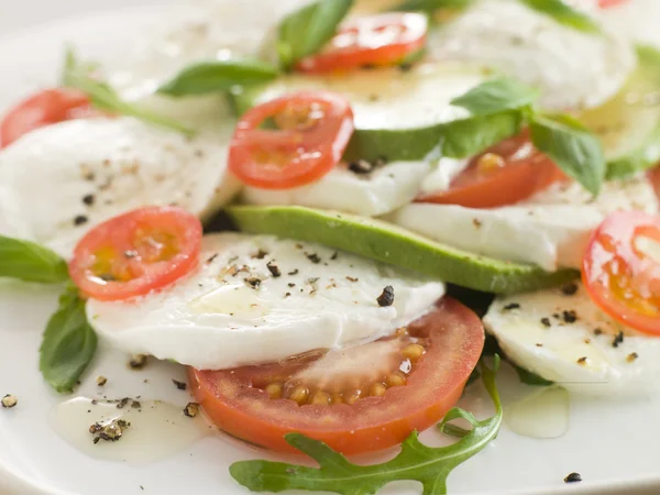 トマト モッツアレラ チーズとアボカドのサラダ オリーブ オイルと黒ペップ — ストック写真