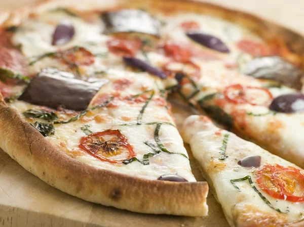 Tomatenmozzarella Aubergine Und Basilikum Pizza — Stockfoto