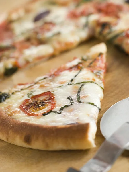 Scheibe Tomatenmozzarella Aubergine und Basilikum-Pizza — Stockfoto