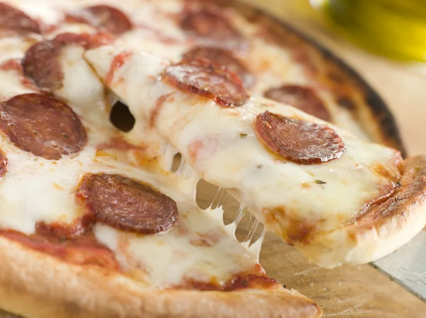 Bir dilim pepperoni pizza. — Stok fotoğraf