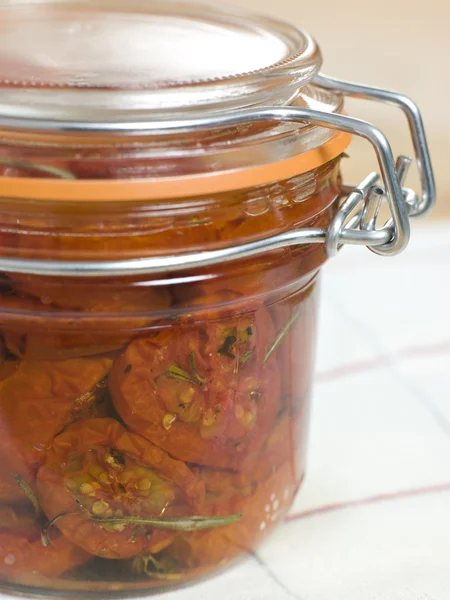 在罐子里的烘箱烘干西红柿 — 图库照片
