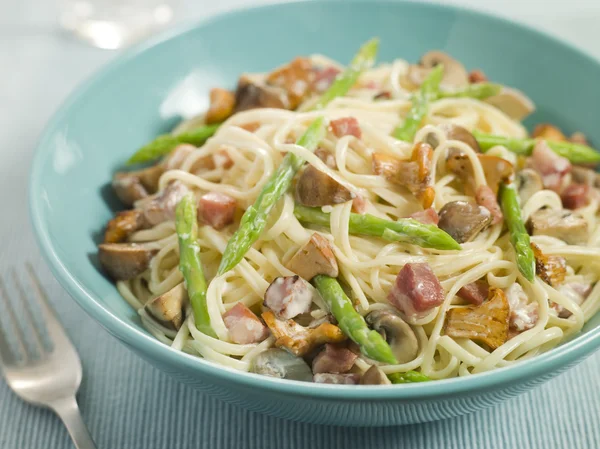 Linguine with Girolle Mushrooms Asparagus and Pancetta — Stock Photo, Image