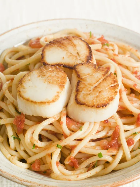 Жареные гребешки с чили и томатными спагетти — стоковое фото