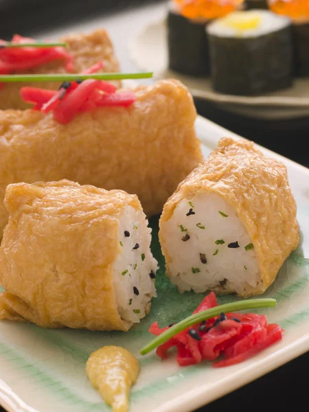 Pochettes Tofu Sushi Sur Une Assiette Avec Gingembre Mariné Rouge — Photo