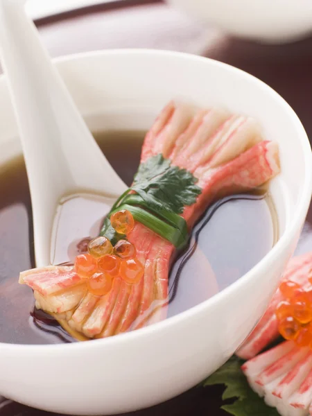 碗清汤与雪蟹棍棒和鱼籽装饰的 — 图库照片
