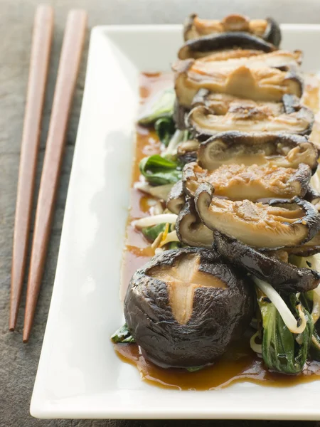 板的筷子与酱油 Pac 财和豆芽炒的香菇 — 图库照片