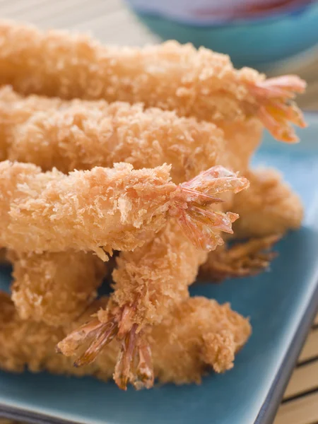 Crevettes tigrées japonaises panées frites avec trempette Mirin Chili — Photo