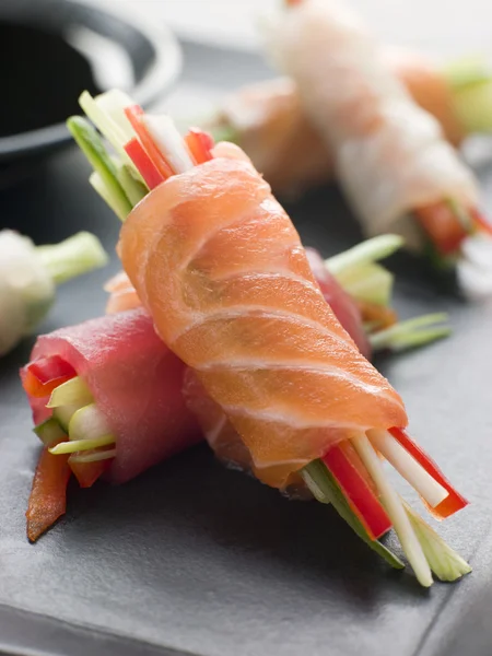 Sashimi en plantaardige rollen met sojasaus — Stockfoto