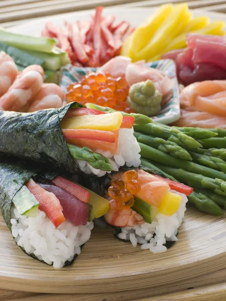 Platte Mit Meeresfrüchten Und Gemüse Handgerollten Sushi — Stockfoto