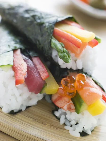 Três mão rolou frutos do mar e sushi vegetal — Fotografia de Stock
