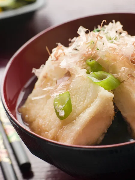 酥炸豆腐的味噌与鲣鱼薄片和泡菜用筷子的菜 — 图库照片