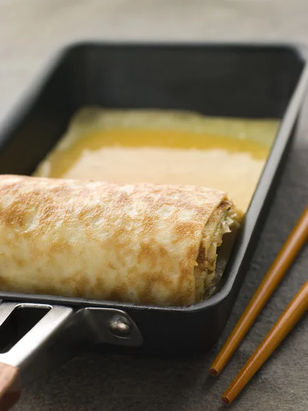 Rullade dashi omelett i en fyrkantig stekpanna — Stockfoto