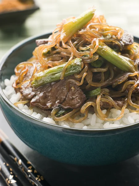 Zoete soja rundvlees filet met shirataki op rijst noedels — Stockfoto