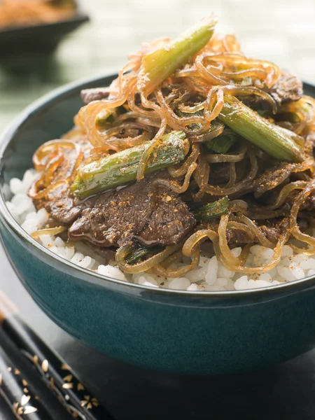 Sweet Soy Beef Fillet With Shirakaki Noodles on Rice with Shichi — Stock Photo, Image
