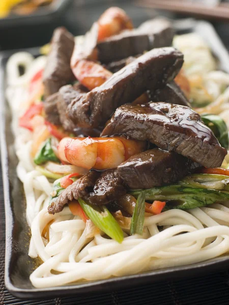 Teriyaki Beef Fillet and Tiger Prawns with Udon Noodles — Stock Photo, Image
