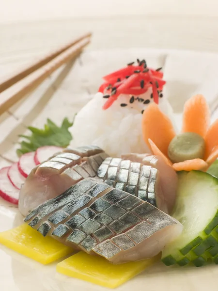 Sashimi de caballa con ensalada de Daikon en escabeche y arroz de vinagre —  Fotos de Stock