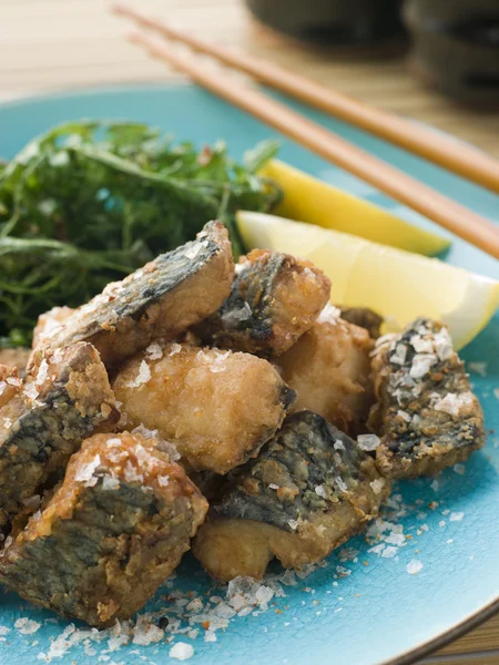 Plaat Van Gekruide Gebakken Makreel Met Citroen Salade — Stockfoto