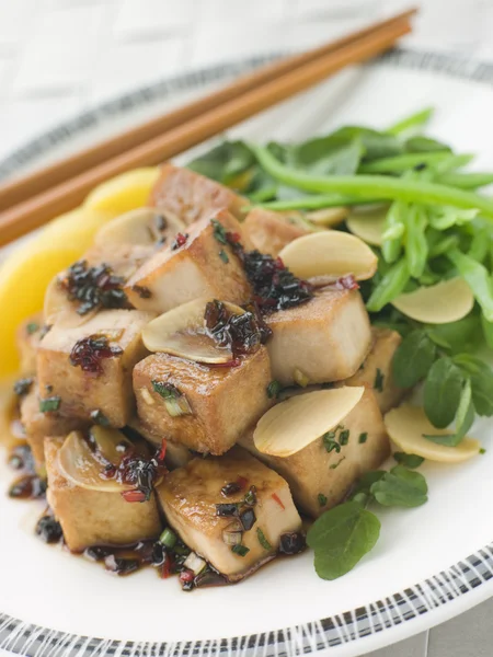 Deska Smažené Tofu Karamelizovaného Omáčkou Salát — Stock fotografie