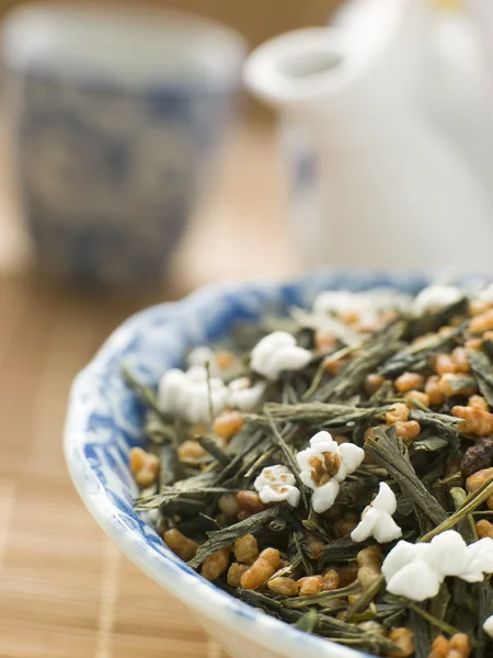 绿茶碗叶与糙米 — 图库照片