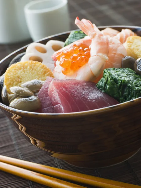 Sushi Reisschale Gefüllt Mit Thunfisch Lachs Garnelen Tofu Und Gemüse — Stockfoto