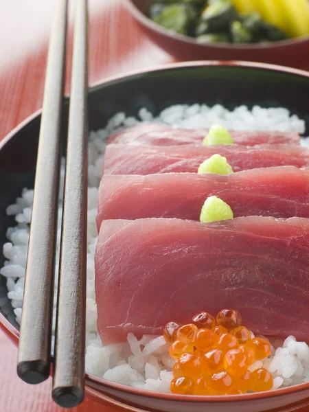 在水稻上的黄鳍金枪鱼生鱼片碗装饰用三文鱼籽泡菜和芥末 — 图库照片