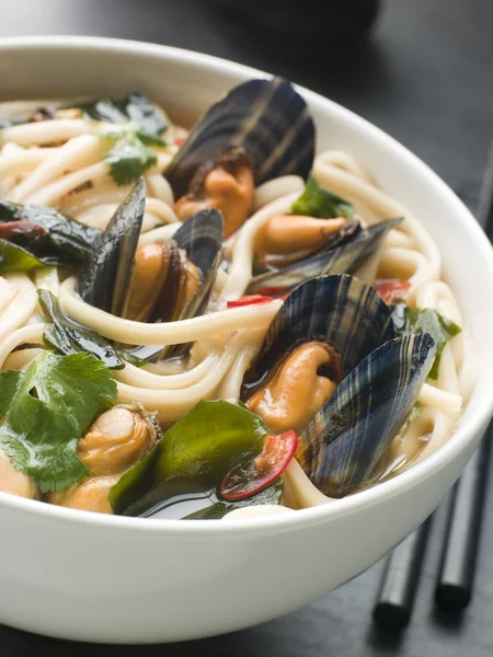 Mejillones y fideos Udon en caldo de soja con chile —  Fotos de Stock