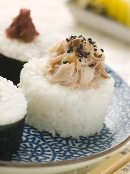 Teller Mit Sushi Reisbällchen Mit Geräucherter Makrele Und Adeboshi Paste — Stockfoto