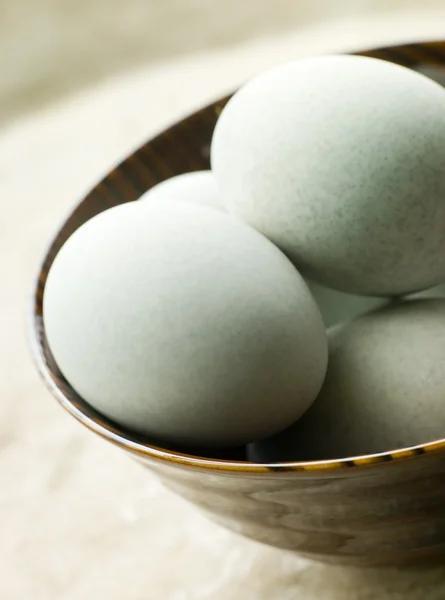 1000 年の木製ボウル塩漬け卵 — ストック写真