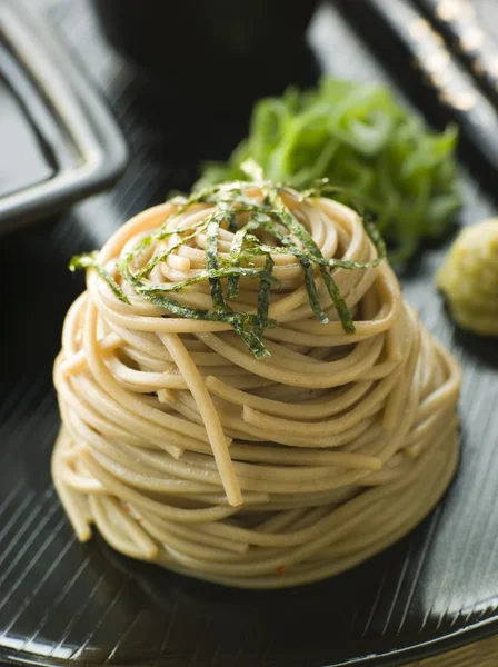 Gekoeld soba noedels met wasabi en sojasaus — Stockfoto