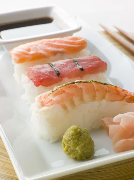 手成形海鮮寿司わさび醤油と寿司生姜 — ストック写真