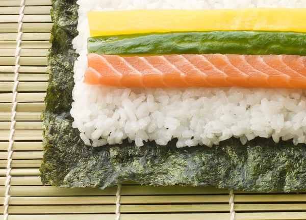 Rolled Sushi Maken Een Bamboe Sushi Mat — Stockfoto