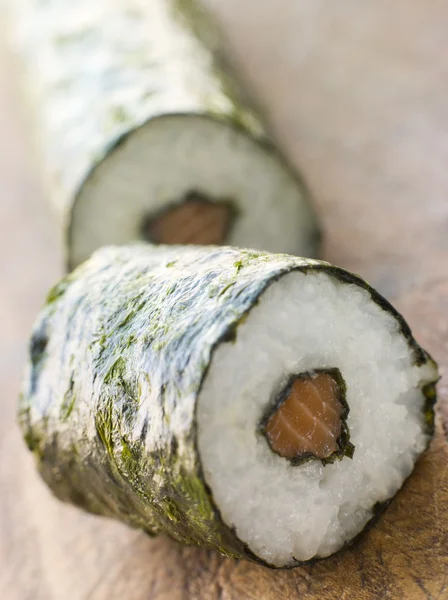 在板上的三文鱼寿司卷的关门 — 图库照片