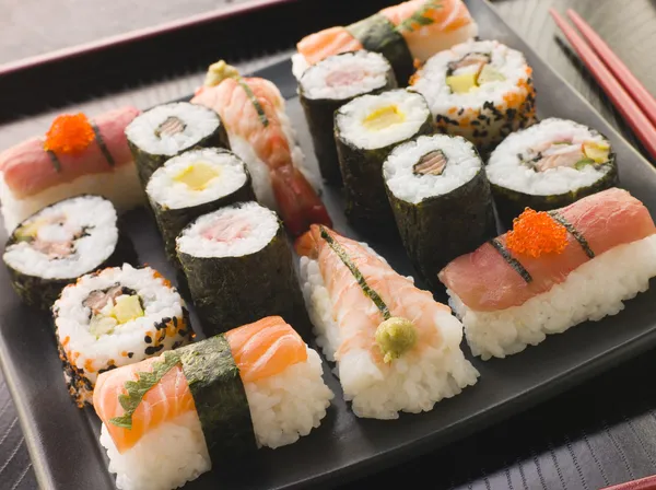 Selectie Van Zeevruchten Plantaardige Sushi Een Dienblad Met Stokjes — Stockfoto