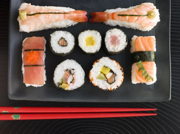 架空形象的海鲜和蔬菜寿司用筷子的选择 — 图库照片