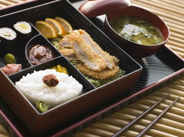 Auswahl Sushi Artikeln Und Schüssel Misosuppe Auf Einem Tablett Mit — Stockfoto