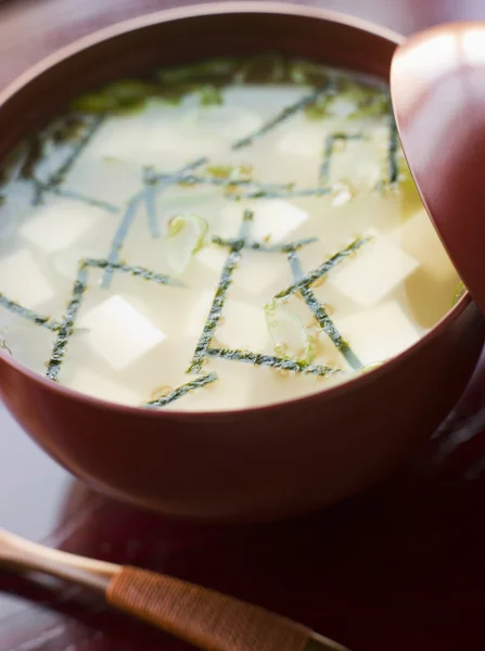 Кубок супа Мисо и деревянная ложка — стоковое фото