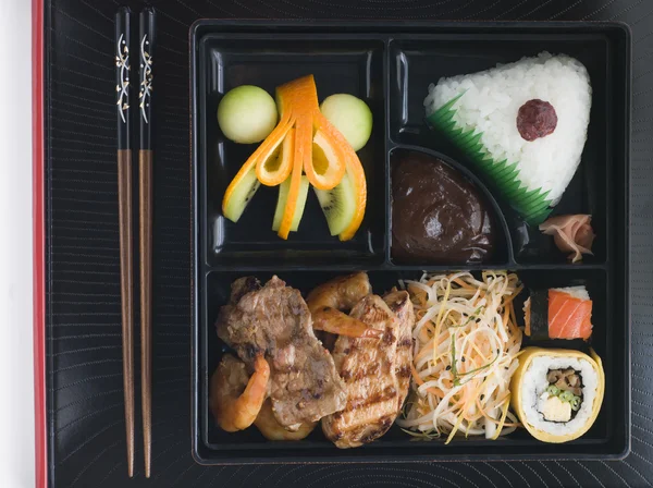 Teppanyaki lunchbox mit Essstäbchen — Stockfoto