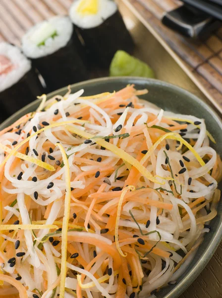 Close Daikon Salada Cenoura Com Sushi Sésamo Wasabi — Fotografia de Stock