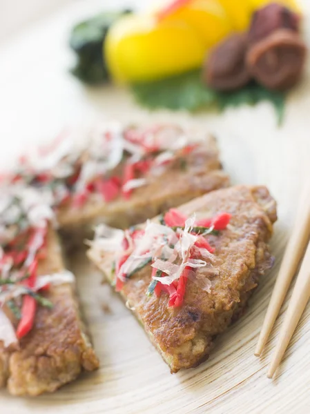 Herzhafter Pfannkuchen mit rotem eingelegtem Ingwer und Bonito — Stockfoto