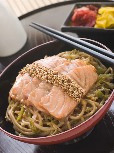 Fideos y encurtidos fritos de salmón con costra de sésamo —  Fotos de Stock